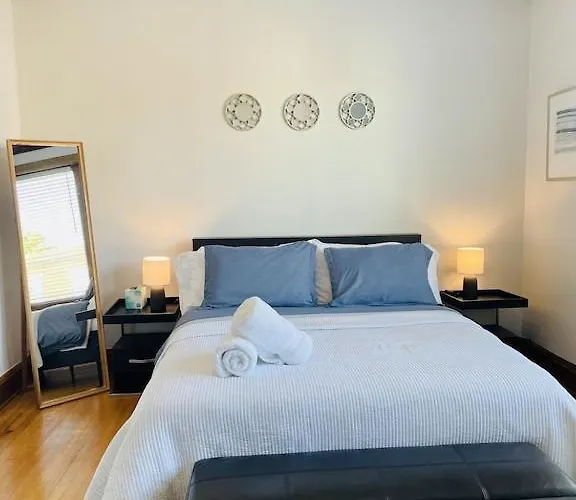 Apartment The Karlov. Gorgeous ,spacious 2bd/ 1ba W/ Parking Chicago