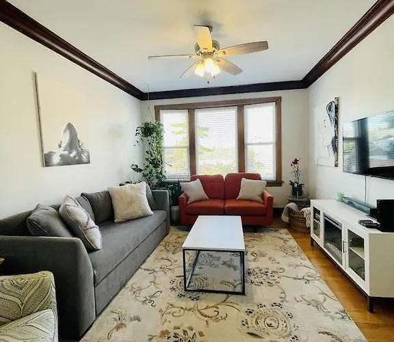 The Karlov. Gorgeous ,spacious 2bd/ 1ba W/ Parking Apartment Chicago