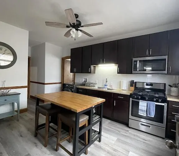 The Karlov. Gorgeous ,spacious 2bd/ 1ba W/ Parking Chicago