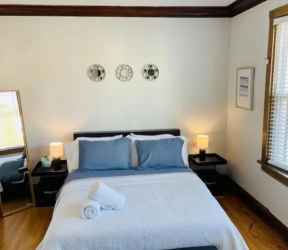 The Karlov. Gorgeous ,spacious 2bd/ 1ba W/ Parking * Chicago