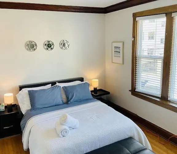 The Karlov. Gorgeous ,spacious 2bd/ 1ba W/ Parking * Chicago