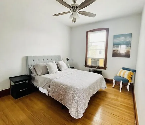Apartment The Karlov. Gorgeous ,spacious 2bd/ 1ba W/ Parking Chicago